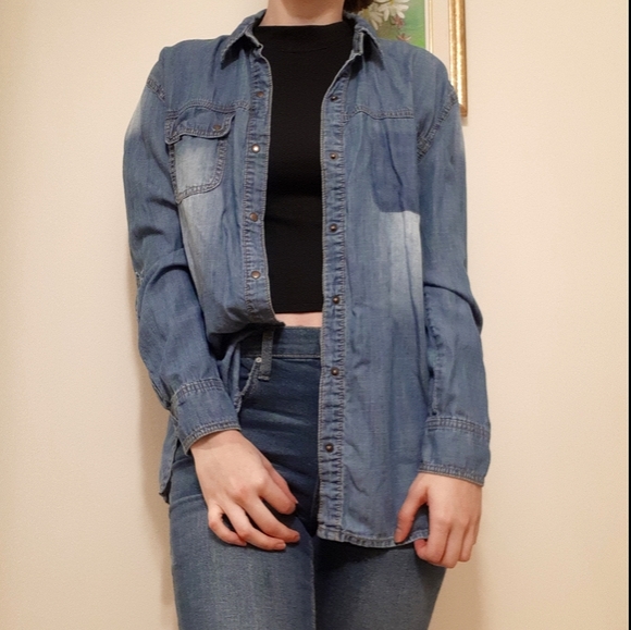 4/25$ 🌻 Button up jeans shirt - Picture 4 of 4